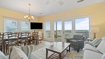 Ferienhaus, Mehrere Betten (Labacoco East) | Wohnbereich | Fernseher