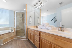 Condo, nhiều giường (Beach Colony West 1B) | Phòng tắm | Dầu gội, giấy vệ sinh 