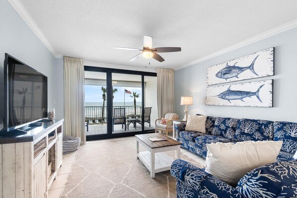 コンドミニアム ベッド (複数台) (Windward Pointe 204) | リビング エリア | テレビ