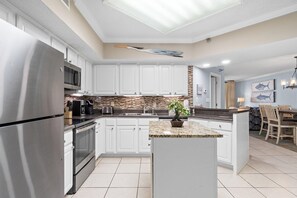 Condo, varias camas (Windward Pointe 204) | Cocina privada | Horno, tostadora y toallas de papel 