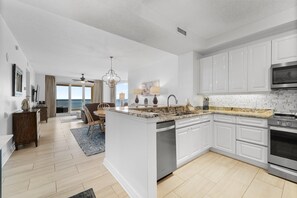 公寓客房, 多張床 (Beach Colony West 12C) | 私人廚房 | 烤箱、烤麵包機、紙巾