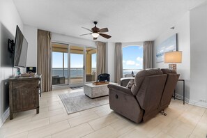 公寓客房, 多張床 (Beach Colony West 12C) | 起居區 | 電視