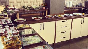 بوفيه فطور مجانًا يوميًا