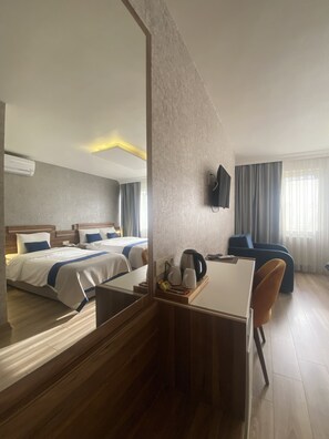 디럭스 쿼드룸 | 미니바, 객실 내 금고, 다리미/다리미판, 무료 WiFi