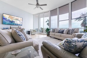 Condo, nhiều giường (Caribe C104) | Khu phòng khách | TV 