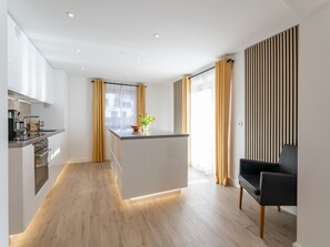 Kühlschrank, Mikrowelle, Ofen, Geschirrspüler