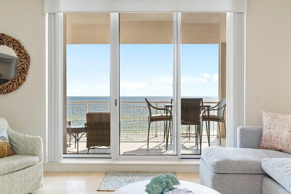 콘도, 침대(여러 개) (Indigo West 602) | 거실 공간 | TV