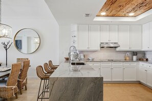 Appart'hôtel, plusieurs lits (Indigo West 602) | Cuisine privée | Four, grille-pain, serviettes en papier