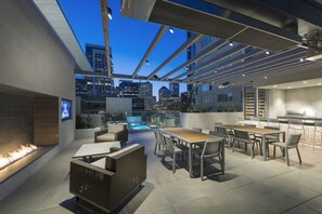 Outdoor dining - Nice Rincon Hill 1BR w/ Pool & Yoga, nr Tech Hub & Shops, by Blueground (San Francisco)