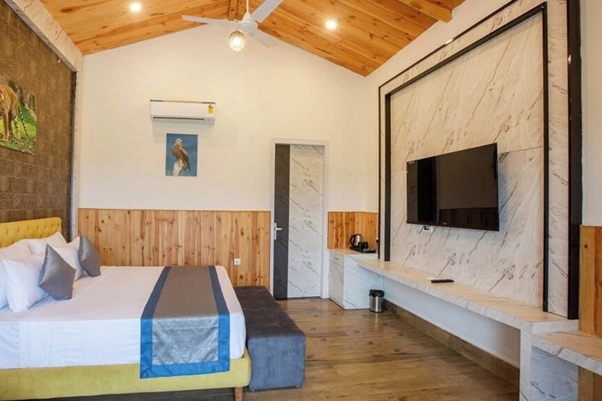 Tiger Den | 1 bedroom, desk, bed sheets