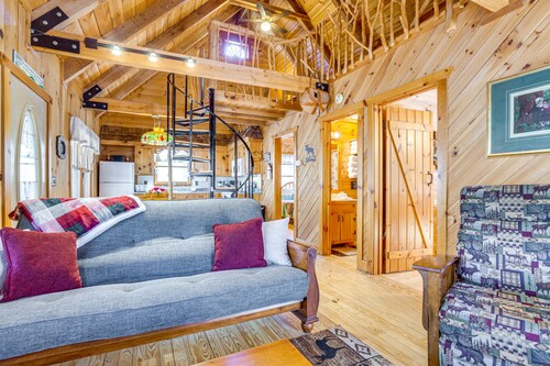 Quaint Dahlonega Cabin w/ Cavenders Creek Access!