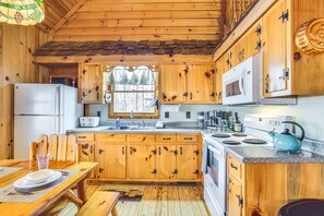 Fridge, microwave, oven, stovetop - Quaint Dahlonega Cabin w/ Cavenders Creek Access! (Dahlonega)