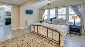 8 bedrooms, iron/ironing board, WiFi, bed sheets - ‘The Beachhouse’ Retreat w/ Prescot Bay Views! (Stockton Springs)