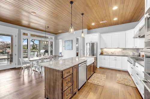 Serenity Shores-Lakefront w/ 2 boat slips & games