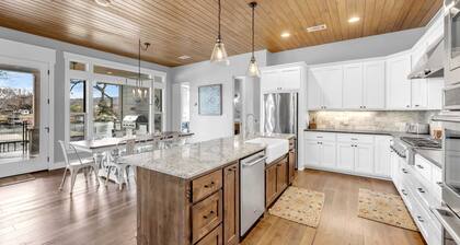 Serenity Shores-Lakefront w/ 2 boat slips & games