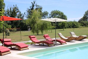 季節性室外游泳池，開放時間為 10:00 至 19:00，提供泳池遮陽傘和日光浴躺椅