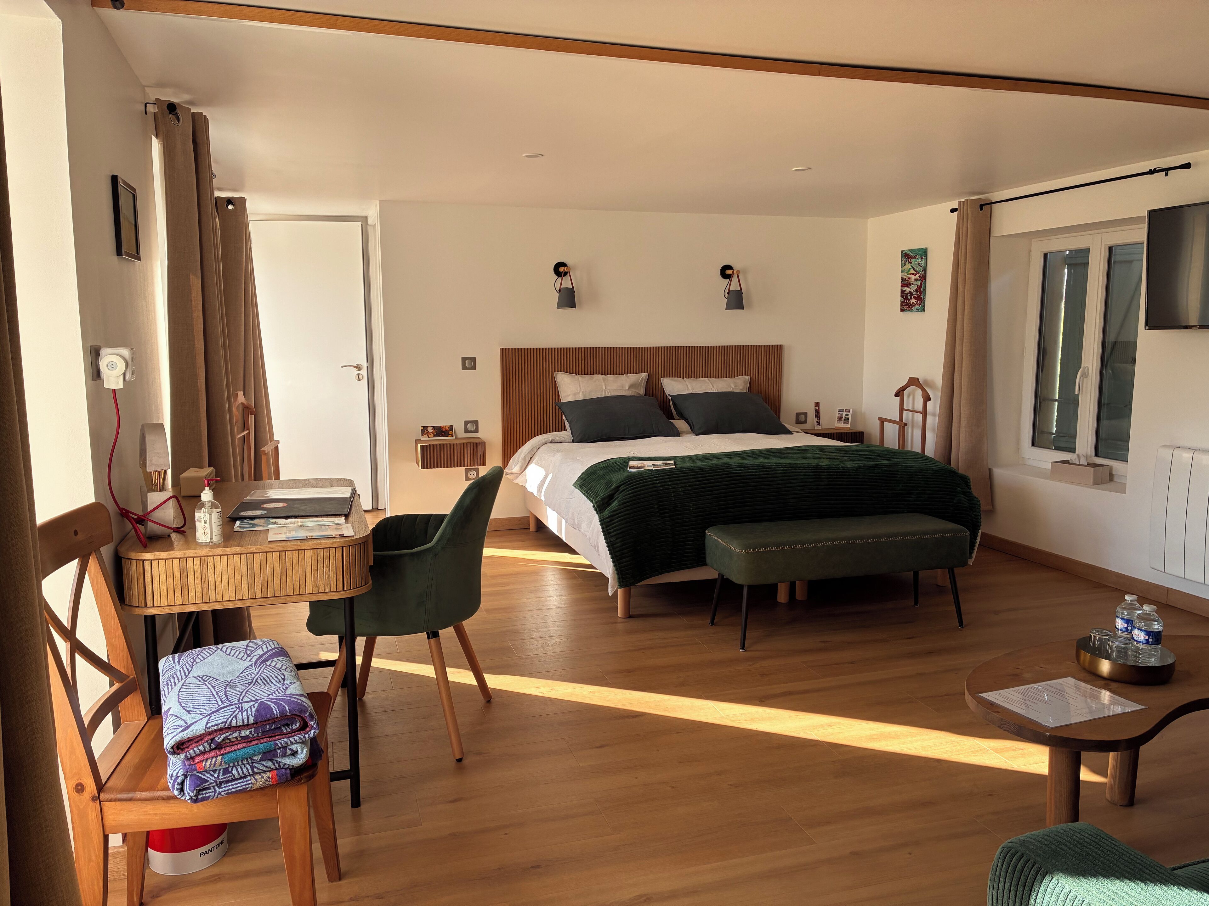 Family Room, 1 King Bed with Sofa bed, Terrace, Pool View (Omaha Beach) | Allergiatestatut vuodevaatteet, pillowtop-patjalliset sängyt