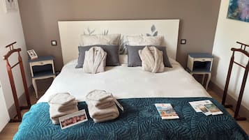 Romantic Room, 1 King Bed, Executive Level (Juno Beach) | Hypo-allergenic bedding, pillowtop beds, individually decorated