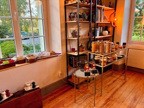 Free daily continental breakfast  - LA VILLA MIRABELLE (Tracy-sur-Mer)