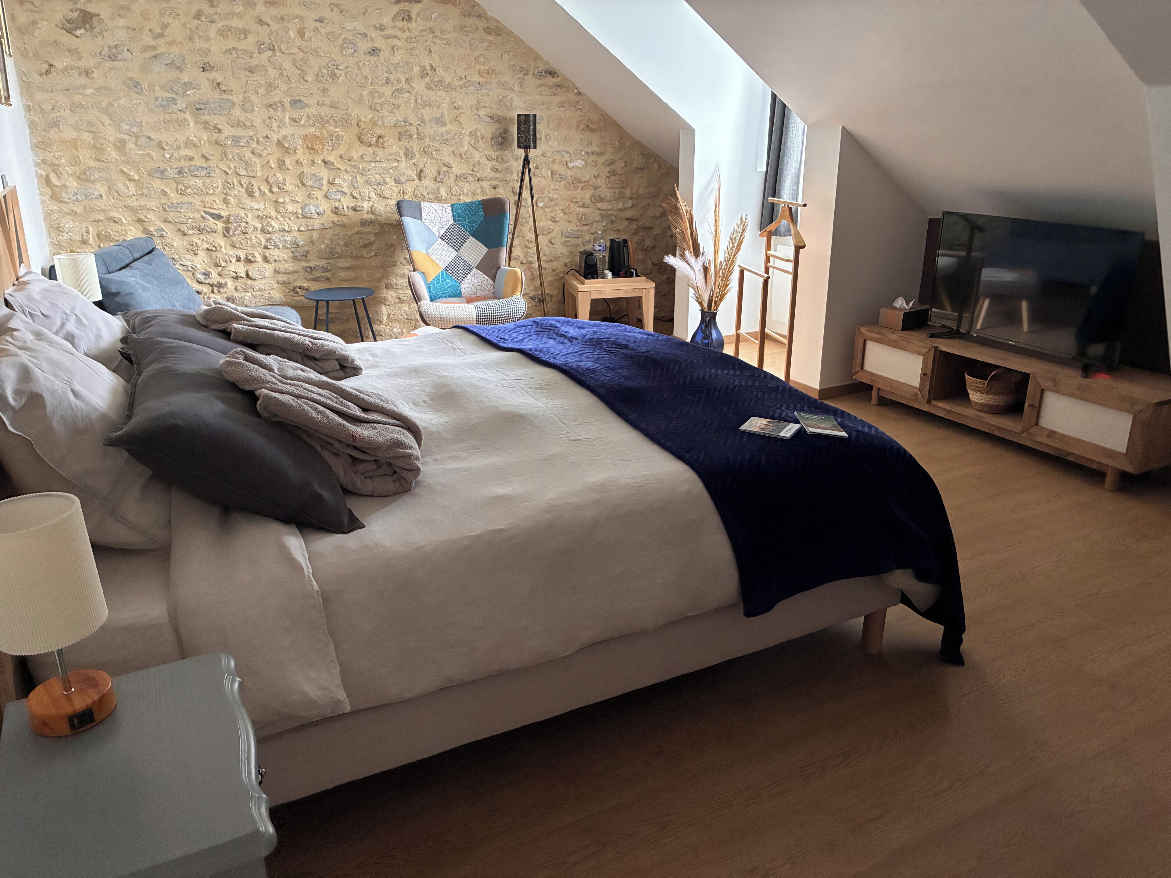 Luxury room, 1 king-size bed and 1 futon Utah Beach | Allergiatestatut vuodevaatteet, pillowtop-patjalliset sängyt