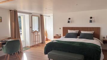 Family Room, 1 King Bed with Sofa bed, Terrace, Pool View (Omaha Beach) | Literie hypoallergénique, surmatelas, décoration personnalisée