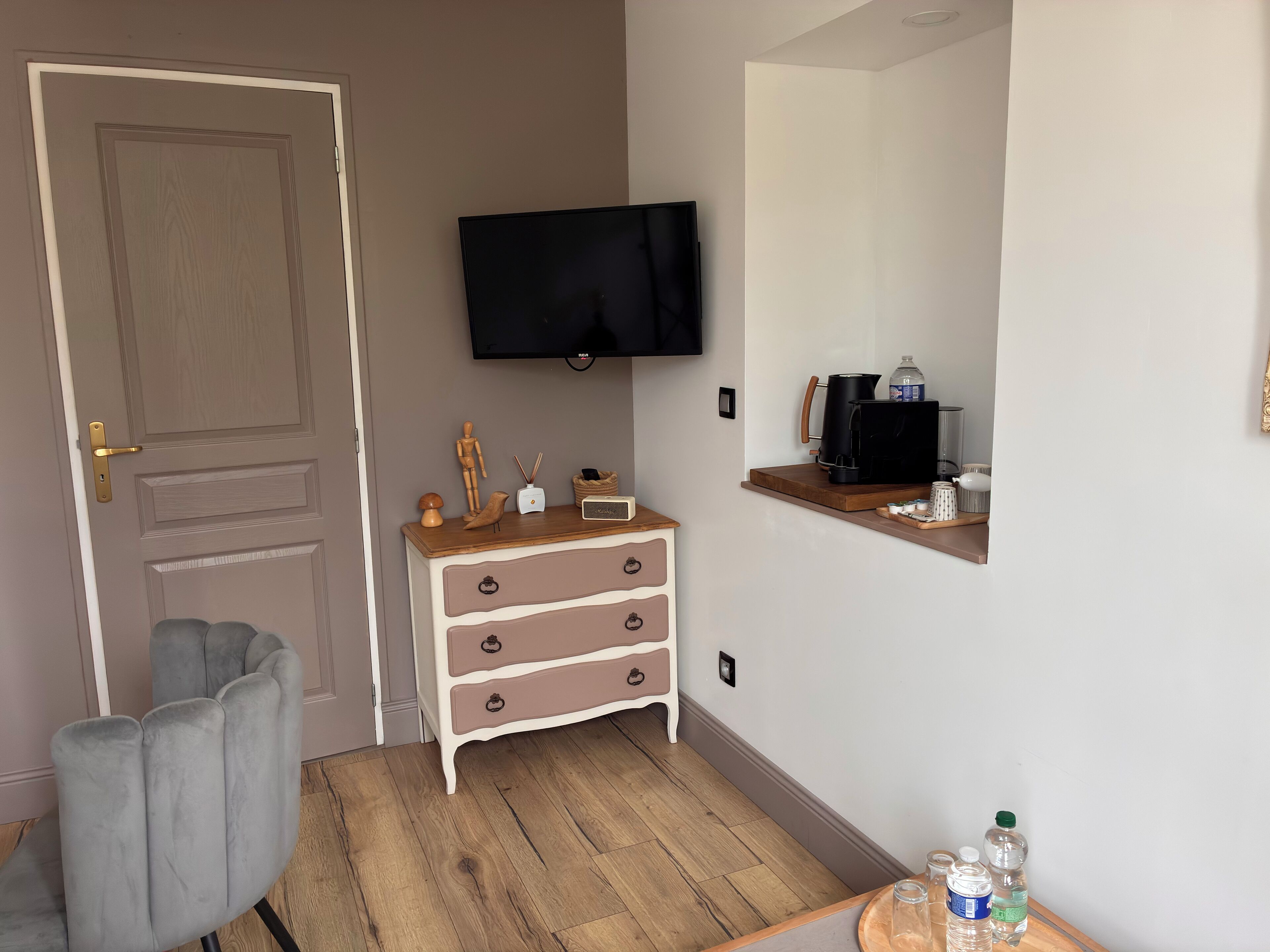 Romantische kamer, 1 kingsize bed, op Executive verdieping (Juno Beach) | Woonruimte | Lcd-televisie, een tafeltennistafel, speelgoed en boeken