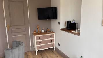 Romantische kamer, 1 kingsize bed, op Executive verdieping (Juno Beach) | Woonruimte | Lcd-televisie, een tafeltennistafel, speelgoed en boeken