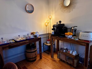 Free daily continental breakfast - LA VILLA MIRABELLE (Tracy-sur-Mer)