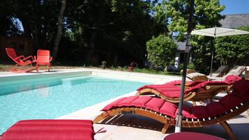 Piscine extérieure (ouverte en saison), parasols de plage