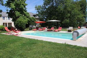 Piscine extérieure (ouverte en saison), parasols de plage