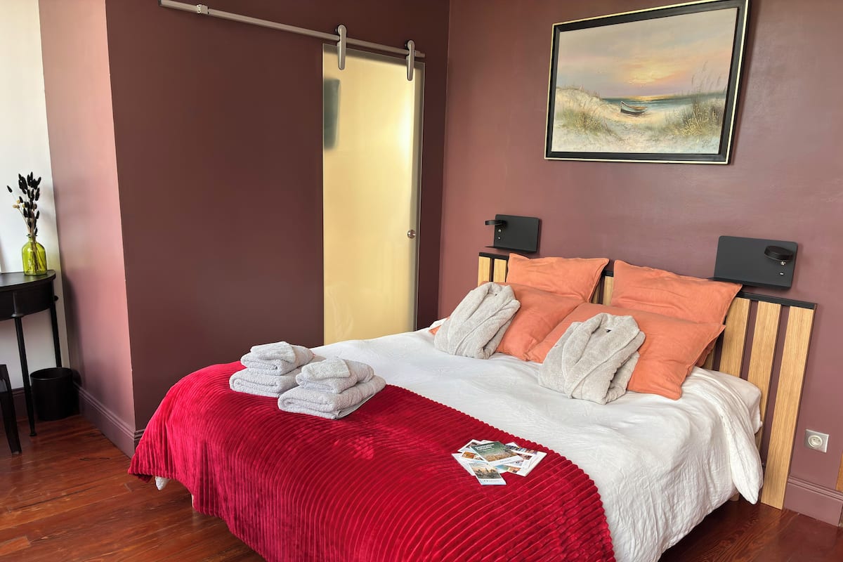 Premium Room, 1 Queen Bed (Gold Beach) | Hypo-allergenic bedding available, pillowtop beds, desk