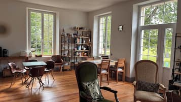 Lcd-televisie, een tafeltennistafel, speelgoed en boeken