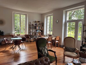 32-英寸液晶电视（配备数码频道）、乒乓球、玩具