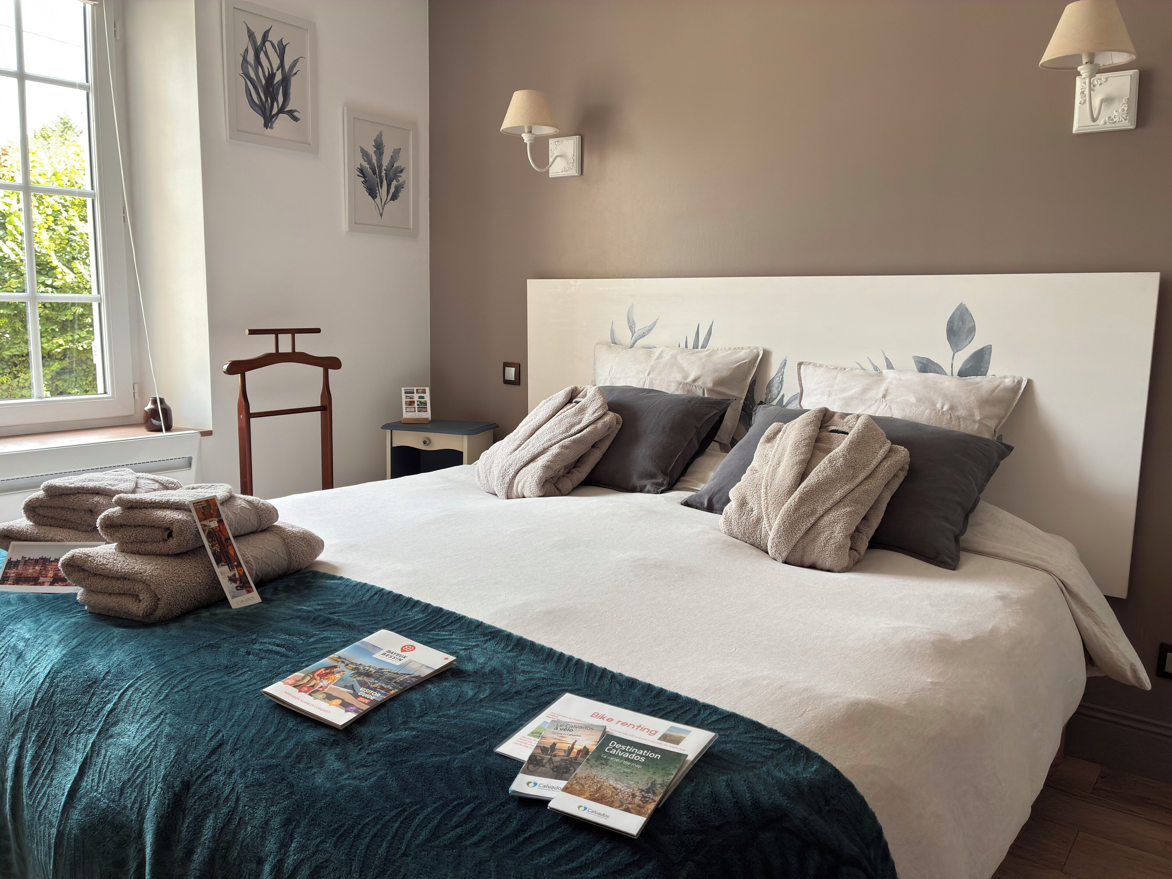 Romanttinen huone, 1 suuri parisänky, executive-taso (Juno Beach) | Allergiatestatut vuodevaatteet, pillowtop-patjalliset sängyt