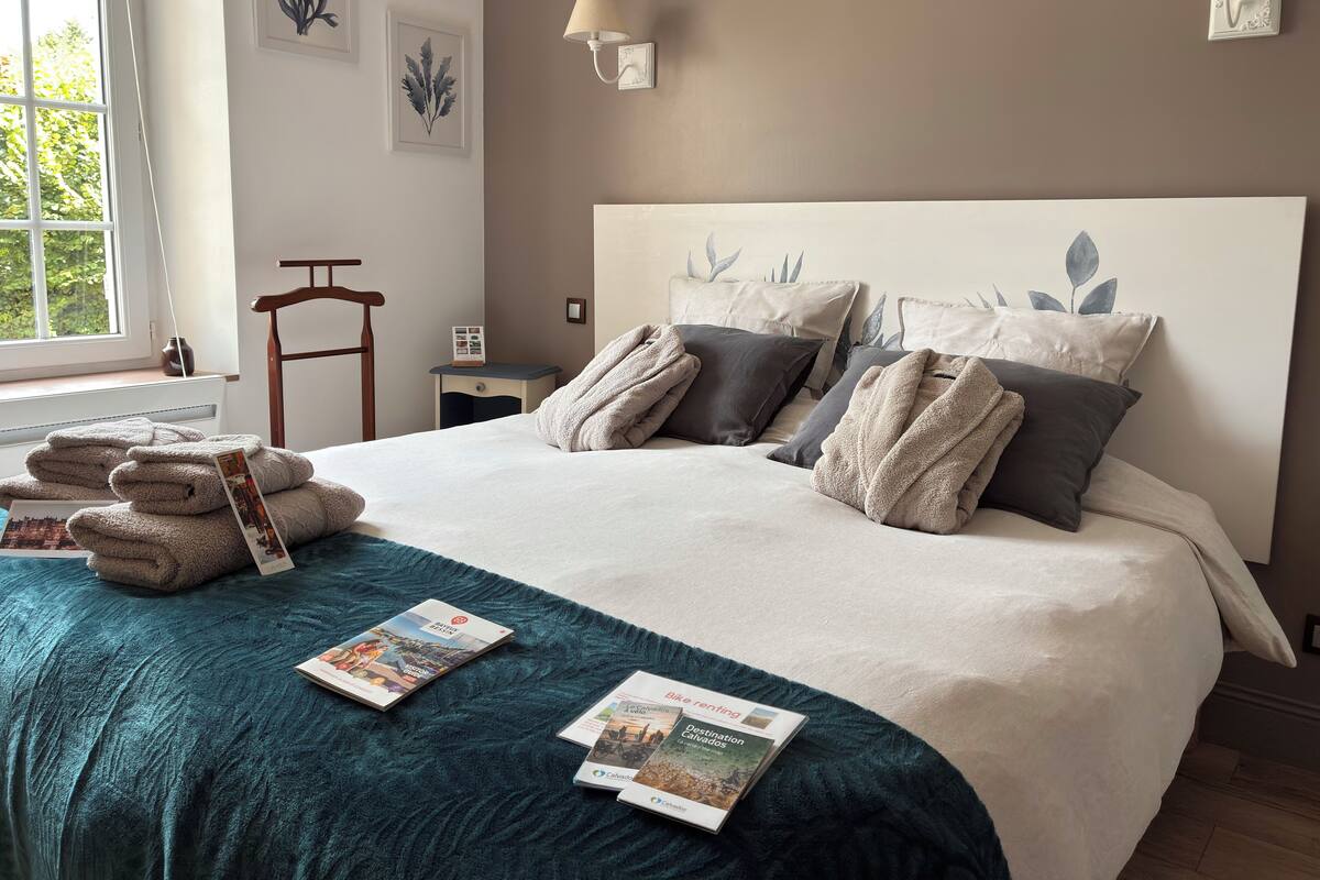Romantic Room, 1 King Bed, Executive Level (Juno Beach) | Hypo-allergenic bedding available, pillowtop beds, desk