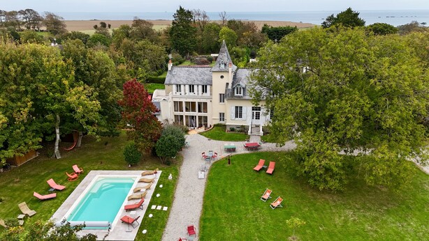 A large estate with a swimming pool, multiple lounge chairs, and a well-maintained lawn. - LA VILLA MIRABELLE (Tracy-sur-Mer)