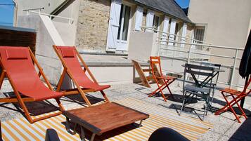 Family Room, 1 King Bed with Sofa bed, Terrace, Pool View (Omaha Beach) | Terraza o patio