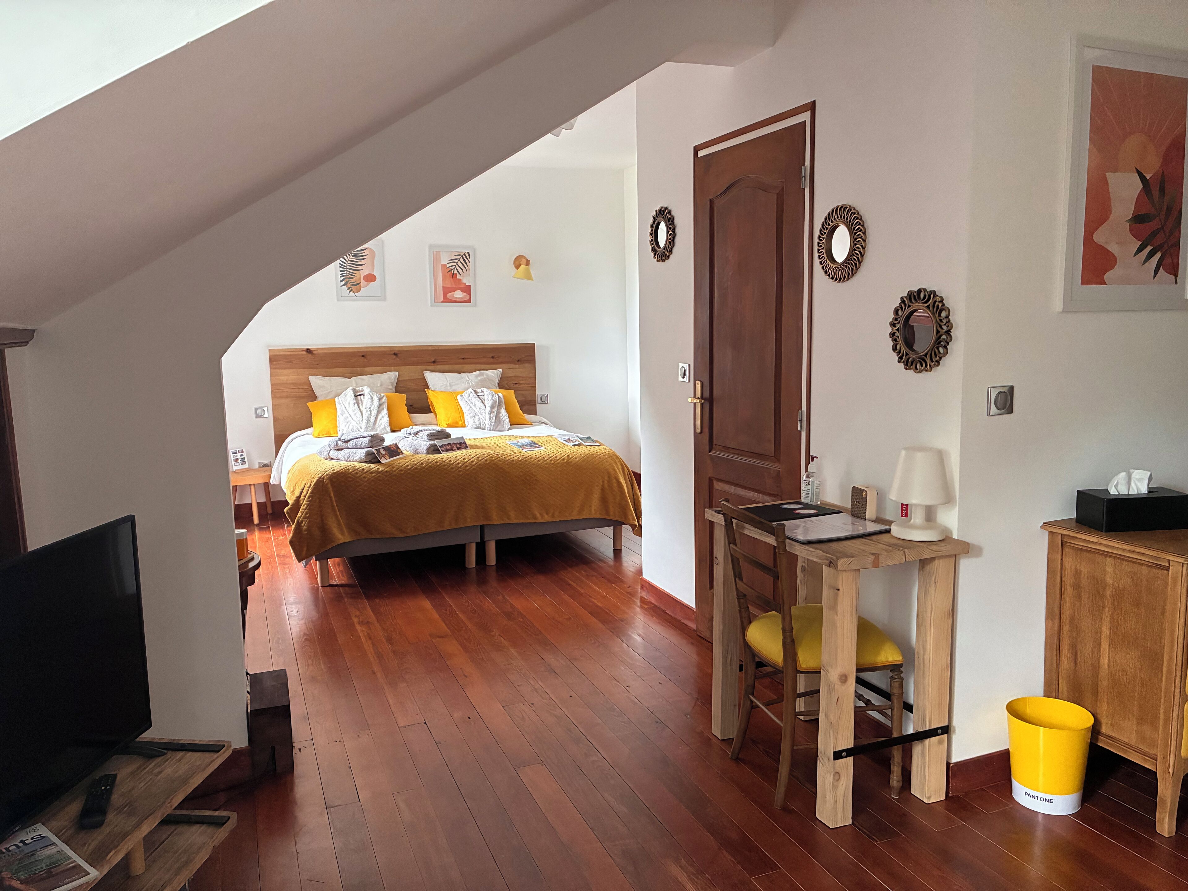 Perhehuone, 1 suuri parisänky ja vuodesohva, näköala puutarhaan, puutarha-alue (Sword Beach) | Allergiatestatut vuodevaatteet, pillowtop-patjalliset sängyt