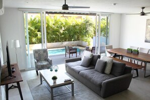 Villa, Mehrere Schlafzimmer, eigener Pool, Gartenblick | Innenbereich