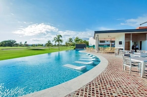 Villa, varias habitaciones, piscina privada, vistas al jardín | Piscina | Una piscina al aire libre