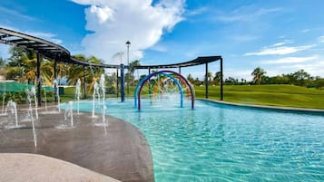 Villa, varias habitaciones, piscina privada, vistas al jardín | Piscina | Una piscina al aire libre