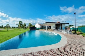 Villa, varias habitaciones, piscina privada, vistas al jardín | Exterior