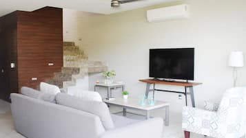 Villa, varias habitaciones, alberca privada, vista al jardín | Sala de estar