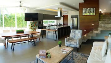 Villa, varias habitaciones, alberca privada, vista al jardín | Interior