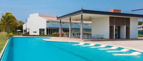 Una piscina al aire libre
