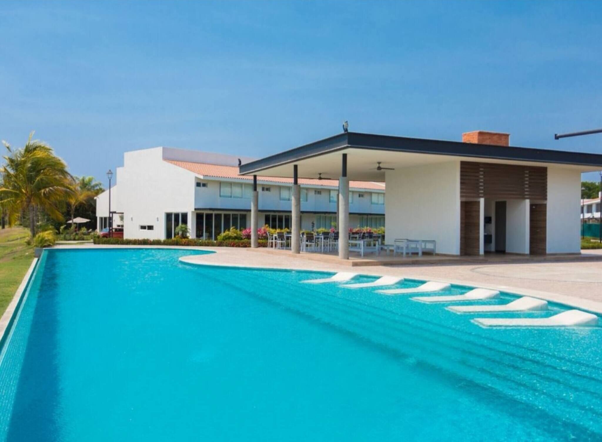 Una piscina al aire libre