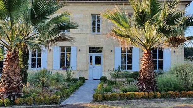 A two-story building with a beige facade, white shutters, and a central entrance. - VILLA L'ESTUAIRE (Braud-et-Saint-Louis)
