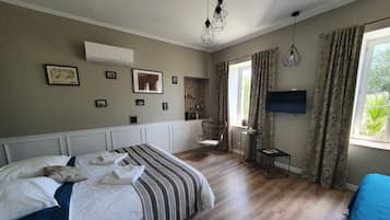 Ropa de cama de alta calidad y espacio para trabajar con laptop