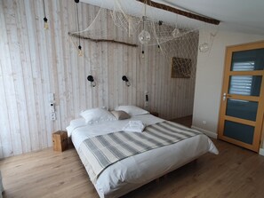 Enkeltrom – superior | Sengetøy av topp kvalitet, skrivebord for bærbar PC og wi-fi (inkludert)