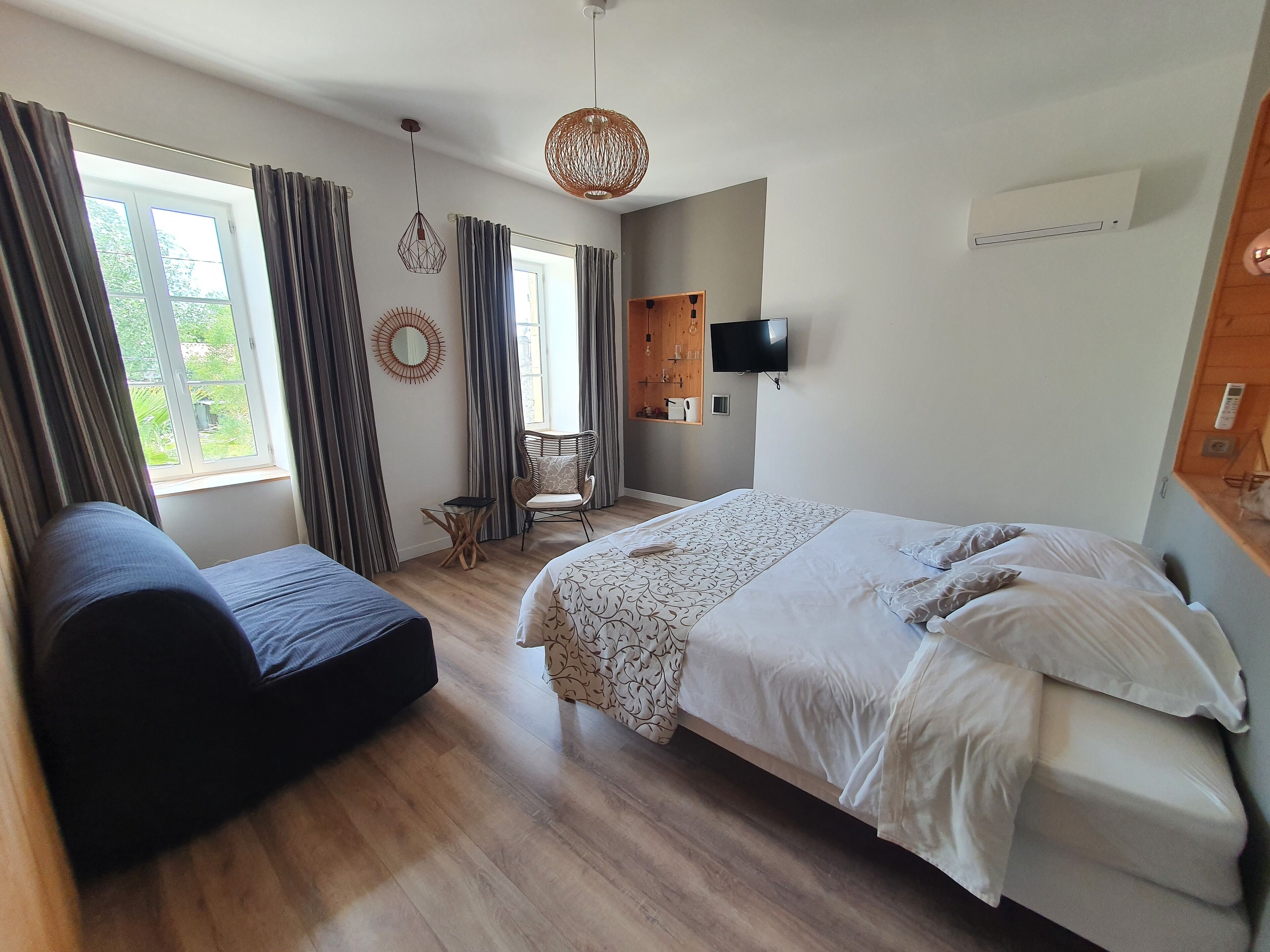 Ropa de cama de alta calidad y espacio para trabajar con laptop 